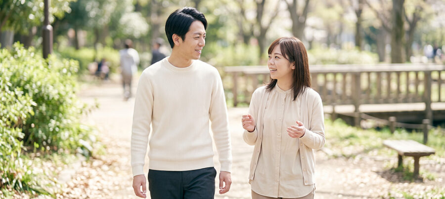 互いを尊重しながら歩く男女