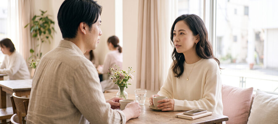 カフェで互いの気持ちを穏やかに話し合う男女